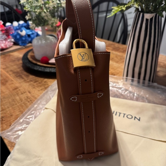 Elegant Brown Leather Shoulder Bag - Picture 4 of 12